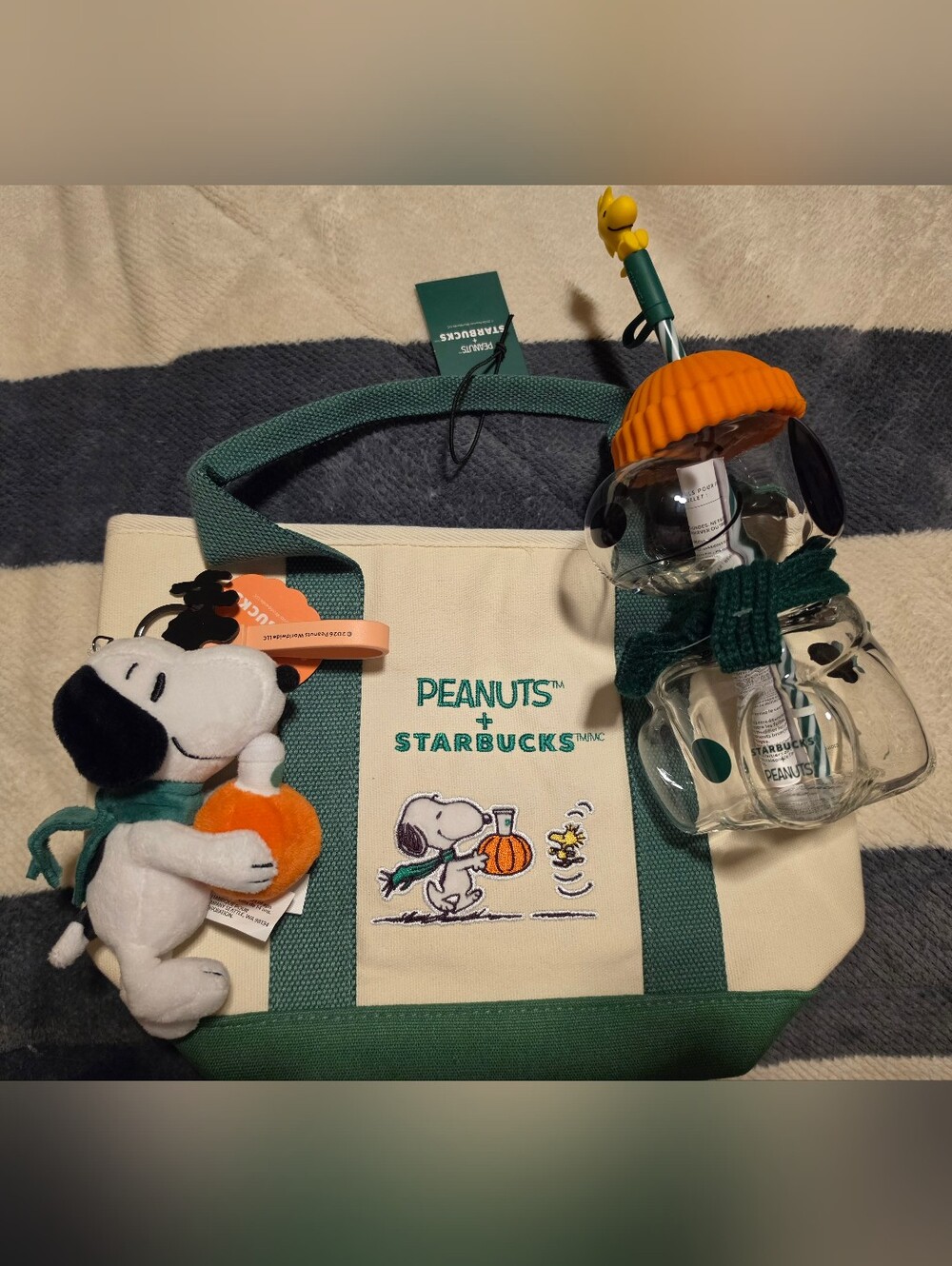 Starbucks x Peanuts Snoopy Great Pumpkin 3pc Glass Cold Cup Tote Bag Charm 2026